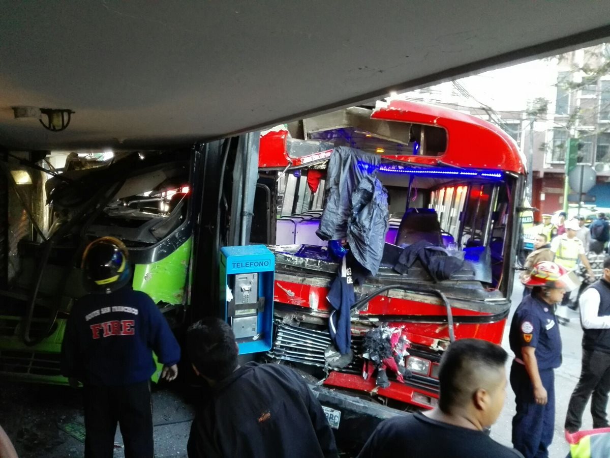 La Policía Municipal de Tránsito investiga las causas que provocaron el choque de autobuses en la zona 1, que dejó al menos diez heridos. (Foto Prensa Libre: É. Ávila)
