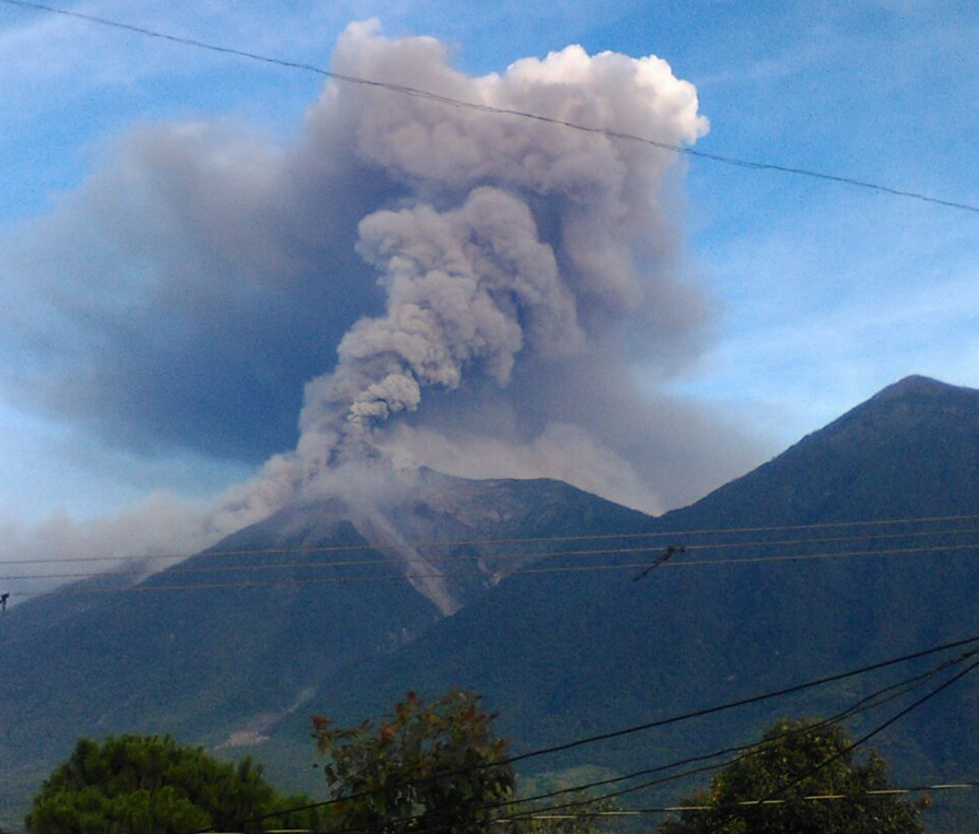 Vista del coloso en plena erupción la mañana de este martes. (Foto: Conred)