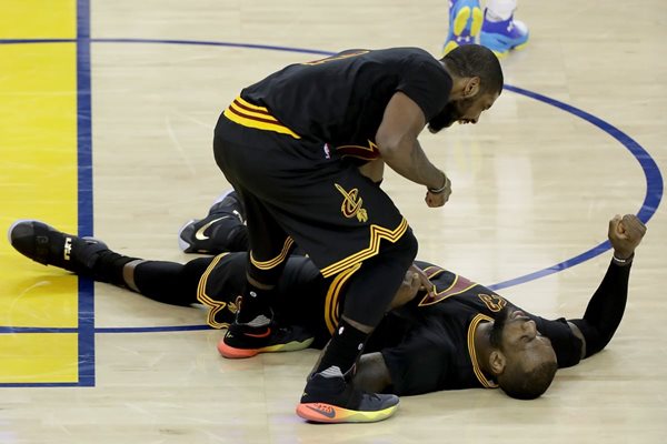 Kyrie Irving y LeBron James, en el suelo, guiaron a los Cleveland Cavaliers a su segundo triunfo contra los Warriors (Foto Prensa Libre: AFP)