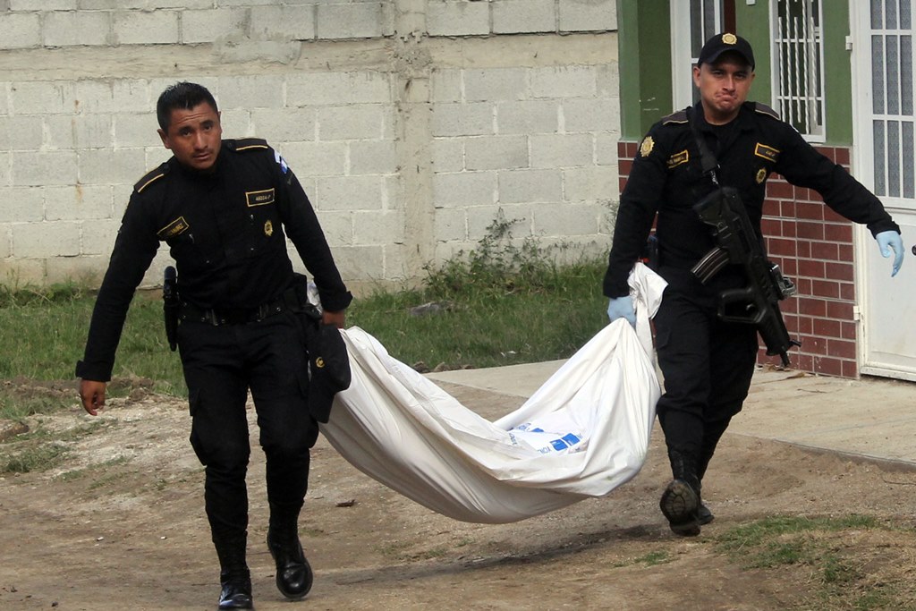 Agentes de la Policía Nacional Civil sacan cadáver de joven de vivienda en la cabecera de Jalapa. (Foto Prensa Libre: Hugo Oliva)