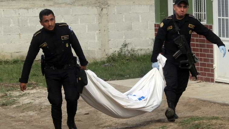 Agentes de la Policía Nacional Civil sacan cadáver de joven de vivienda en la cabecera de Jalapa. (Foto Prensa Libre: Hugo Oliva)