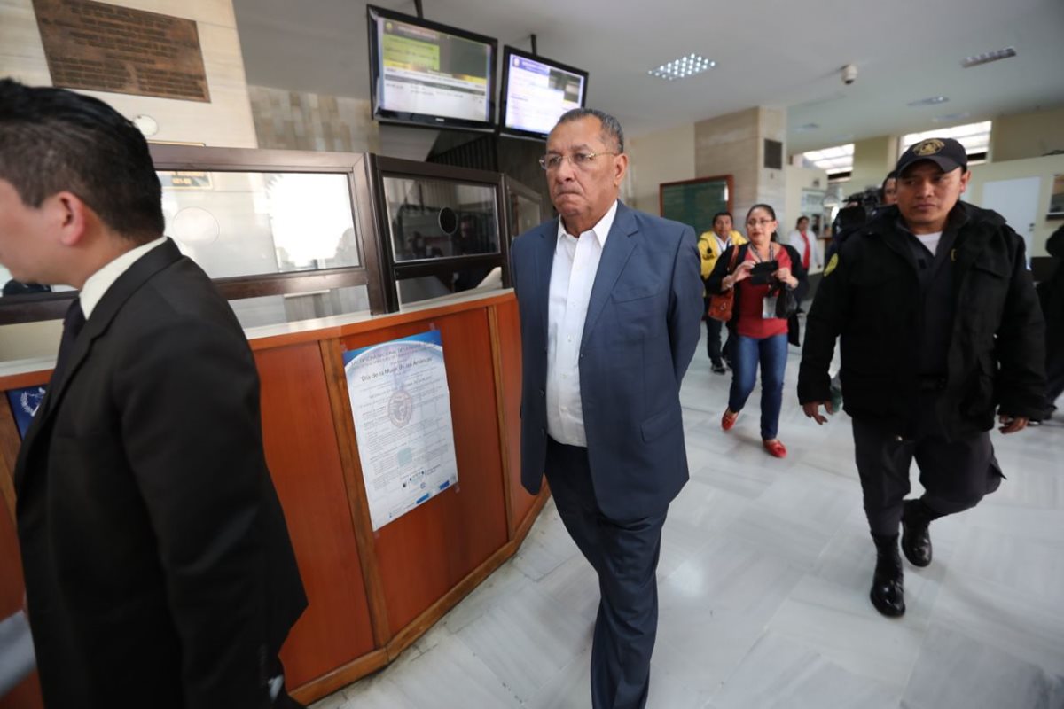 El diputado fue llevado al juzgado y recorrió los pasillos, pero nuevamente fue regresado a la carceleta. (Foto Prensa Libre: Érick Ávila)