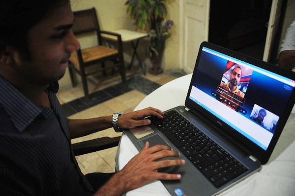 Un hombre en India realiza una videollamada (Foto Prensa Libre: AFP)<br _mce_bogus="1"/>