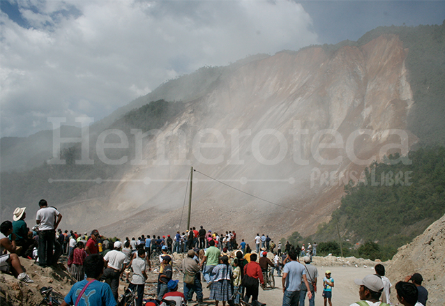 Vista del derrumbe en el cerro Xicut, San Cristóbal Verapaz el 4/1/2009. (Foto: Hemeroteca PL)