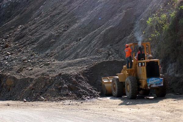 Derrumbre cubre unos 200 metros de la cinta asfáltica. (Foto Prensa Libre: Hugo Oliva)<br _mce_bogus="1"/>