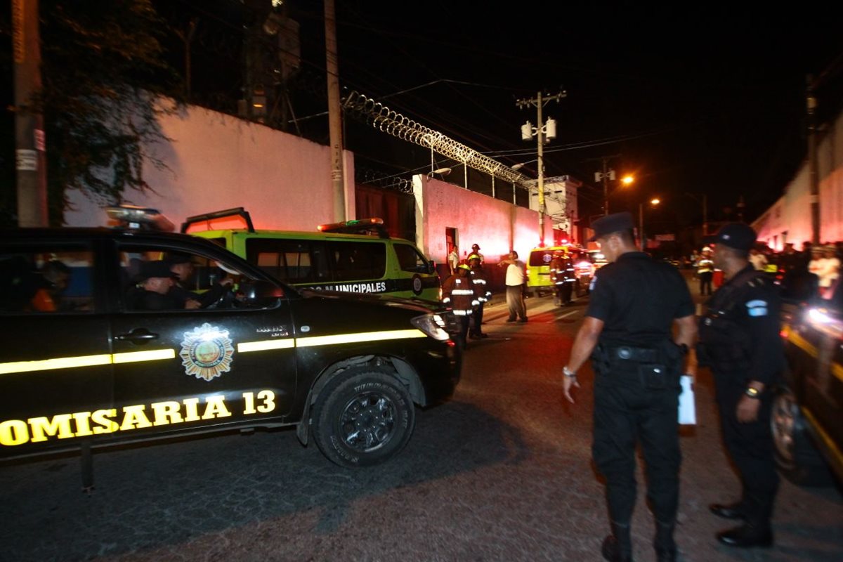 La Policía implementa resguarda el perímetro de la correccional Las Gaviotas ante posibles disturbios. (Foto Prensa Libre: Cortesía).