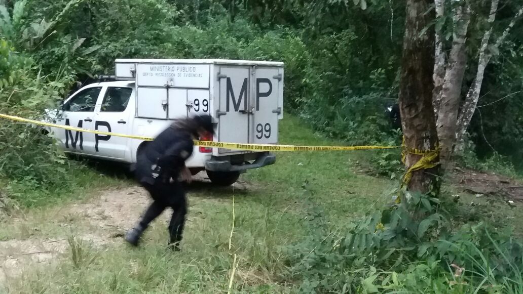 El cuerpo de Marvin Herrera Espinoza fue encontrado en un área boscosa, cerca del centro de Poptún. (Foto Prensa Libre: Rigoberto Escobar)