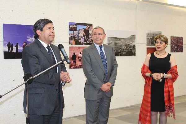Tonatiuh Guillén habla sobre la exposición itinerante. Es acompañado por el embajador Carlos Tirado Zavala y Natalia Fortuny, agregada cultural de la Embajada de México. (Foto Prensa Libre: Pedro Barrera)