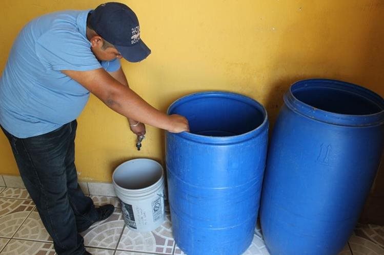 Juntar agua en palanganas o toneles puede ser una opción para abastecerse. (Foto Prensa Libre: HemerotecaPL)