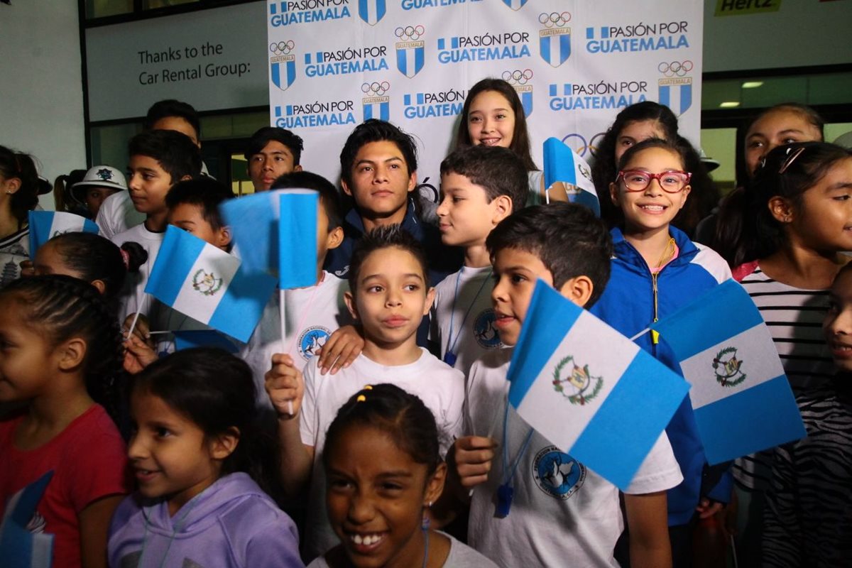 Vega fue recibido por una comitiva de niños en el Aeropuerto Internacional La Aurora.