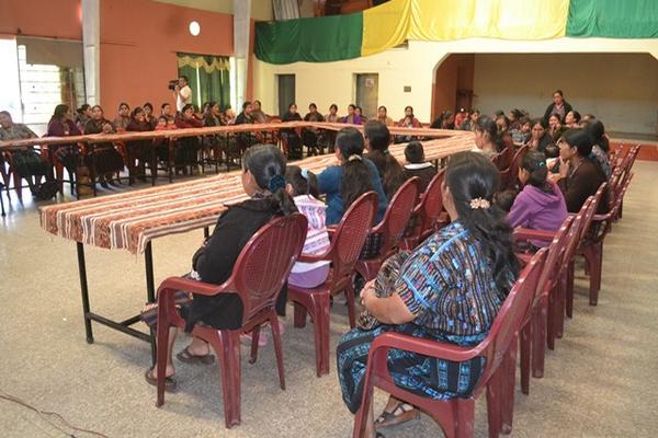 Lideresas de Sololá integran mesa de diálogo, en salón municipal de la cabecera. (Foto Prensa Libre: Édgar René Sáenz)