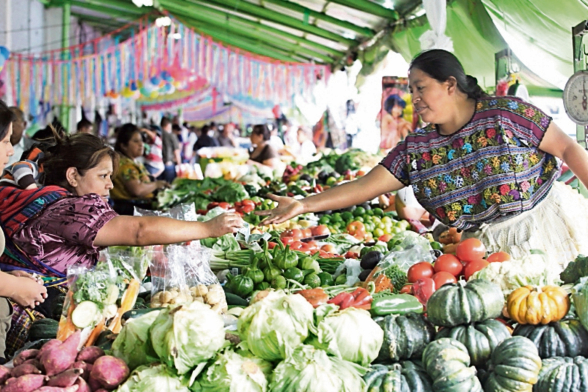 consumidores refieren que los precios de la canasta básica aumentaron y deben ajustarse. (Foto Prensa Libre: Álvaro Interiano)