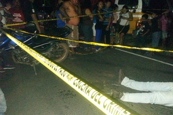 El motorista Edgar René Solís Carrera de 24 años murió arrollado por un  vehiculo en la ruta que conduce de la cabecera de Retalhuleu hacia el  municipio de San Sebastián. (Foto, Prensa Libre: Rolando Miranda).