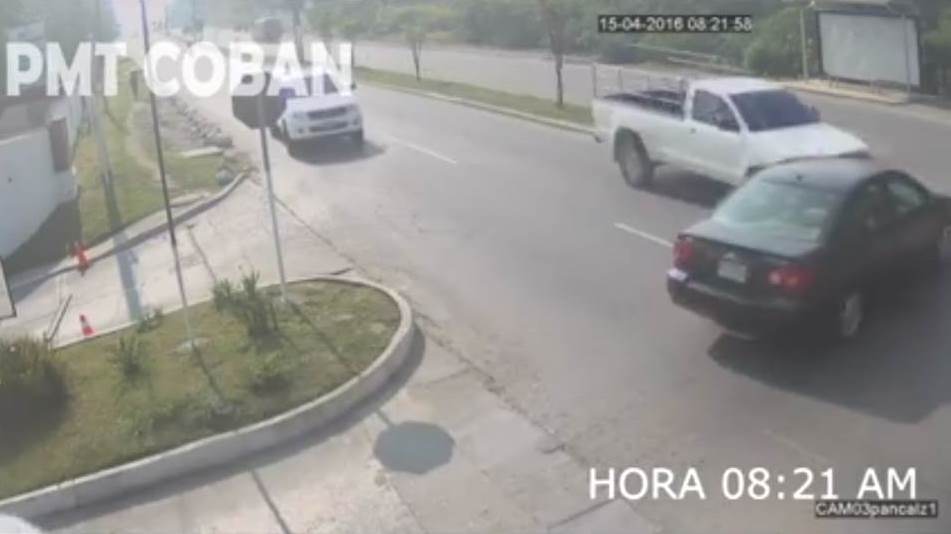 Accidente de tránsito en Cobán, Alta Verapaz, queda registrado por cámaras de la PMT local. (Foto Prensa Libre: PMT Cobán)