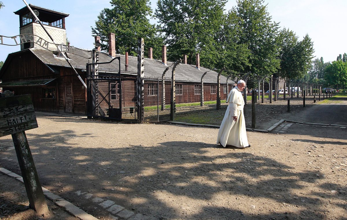 El papa Francisco camina a través de las celdas nazi en Auschwitz. (Foto Prensa Libre: AP).