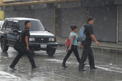 La lluvia sorprendió la tarde de Viernes de Dolores a la capital y algunos departamentos del altiplano. (Foto Prensa Libre: Rodrigo Méndez)