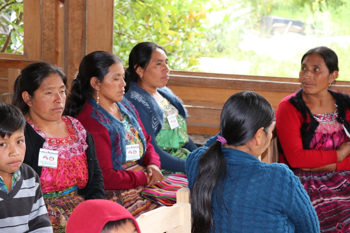 Mujeres de Quiché reciben orientación para evitar la desnutrición en sus hijos.(Foto Prensa Libre: Héctor Cordero)