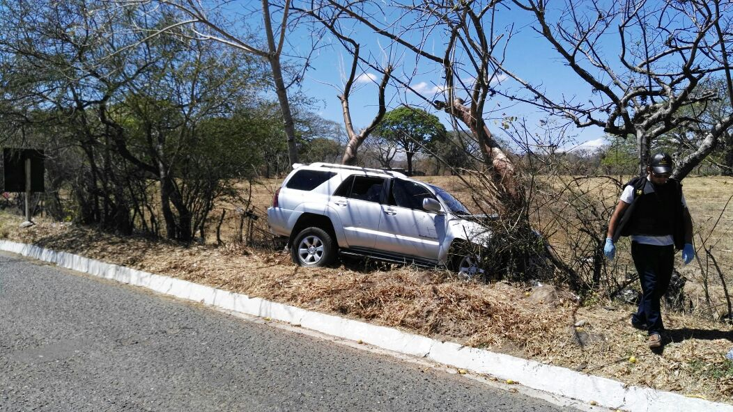 El vehículo en el que viajaban las víctimas, empotrado luego del ataque armado en el kilómetro 120 ruta a El Salvador, Jutiapa. (Foto Prensa Libre: Hugo Oliva)