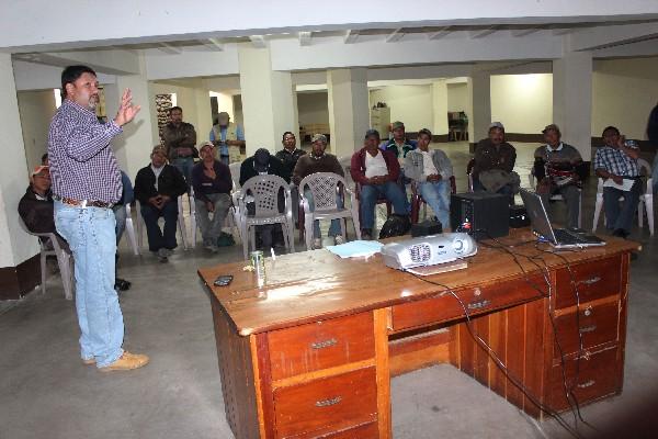 Delegado del Conap imparte charla  sobre incendios forestales en Tecpán Guatemala.