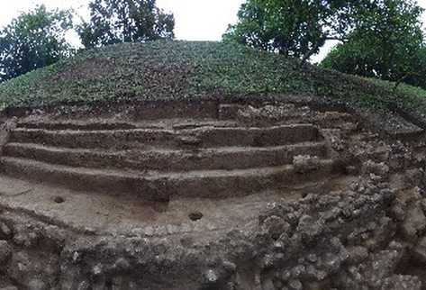 Montículo del Parque Nacional, donde fue descubierto un talud de piedra, el cual se volvió a cubrir, para  conservarlo.