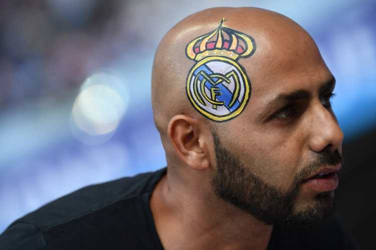 Este aficionado del Real Madrid se pintó el escudo del Real Madrid en su cabeza.