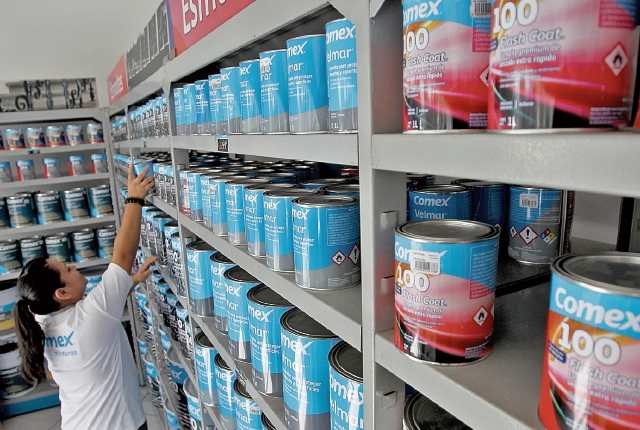Comercios se abastecen de productos de pintura arquitectónica. (Foto Prensa Libre: Erick Avila)