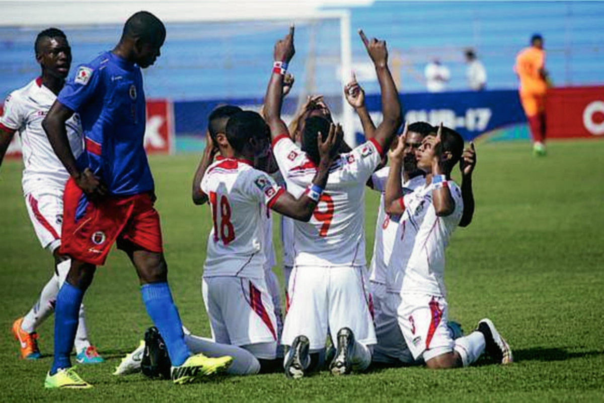 Jugadores de Panamá festejan un gol contra Haití. (Foto Prensa Libre: Cortesía Diario La Prensa).