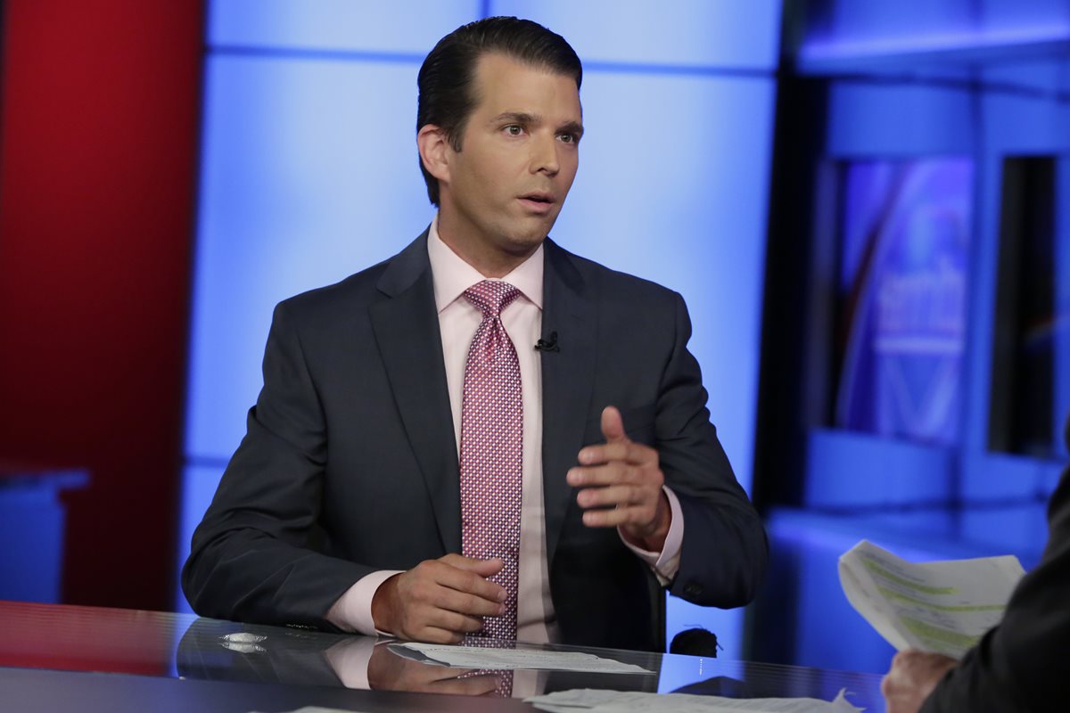 Donald Trump Jr. es entrevistado por Sean Hannity en su programa de televisión Fox News Channel, en Nueva York.(Foto Prensa Libre: AFP).