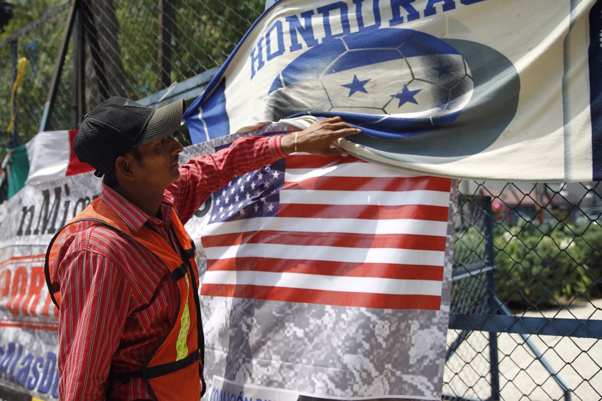 Los migrantes colocaron mantas frente a la embajada de EE. UU. en México. (Foto Prensa Libre: EFE)