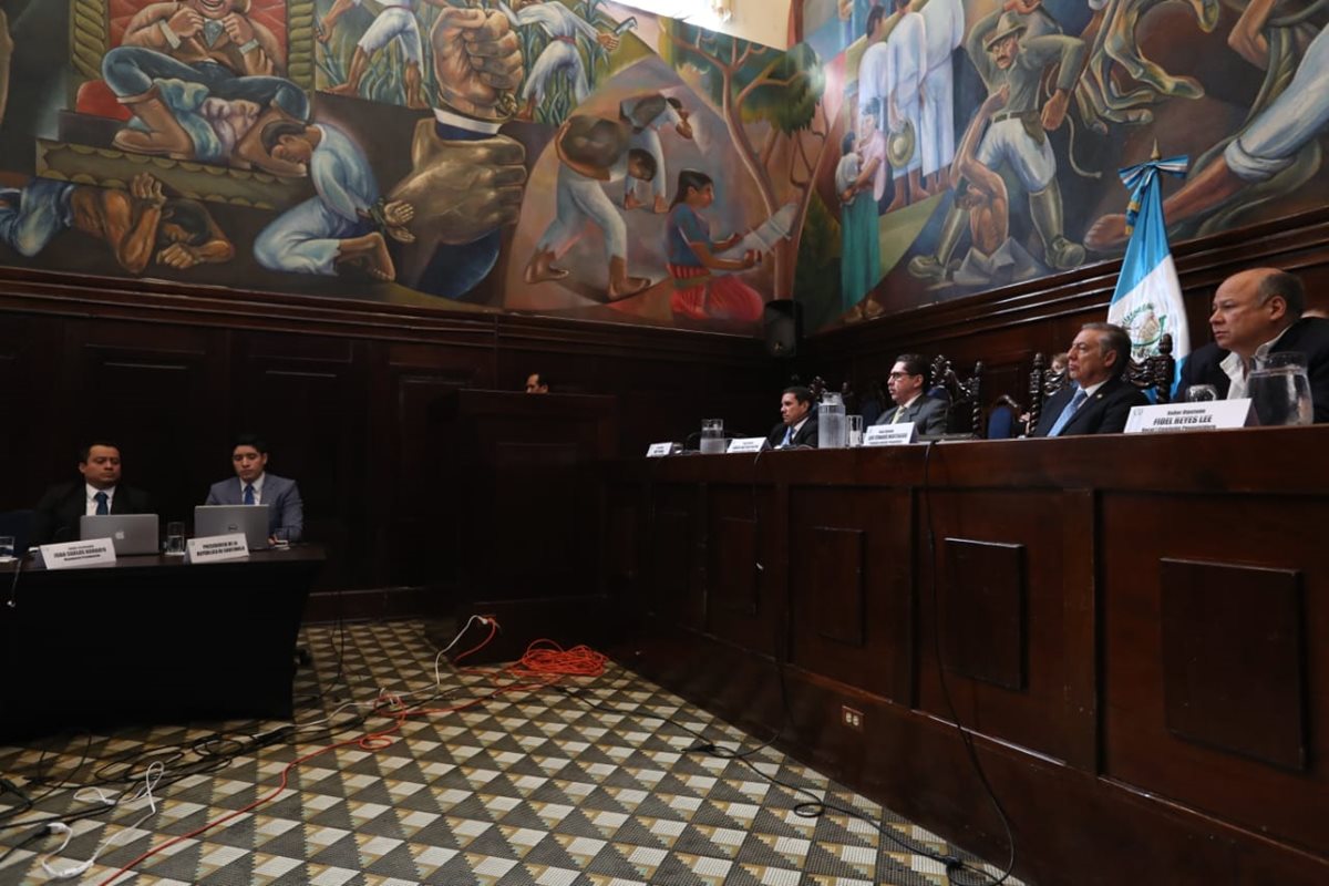 La comisión pesquisidora escuchó al representante legal del presidente Jimmy Morales en una audiencia pública. (Foto Prensa Libre: Esbín García)