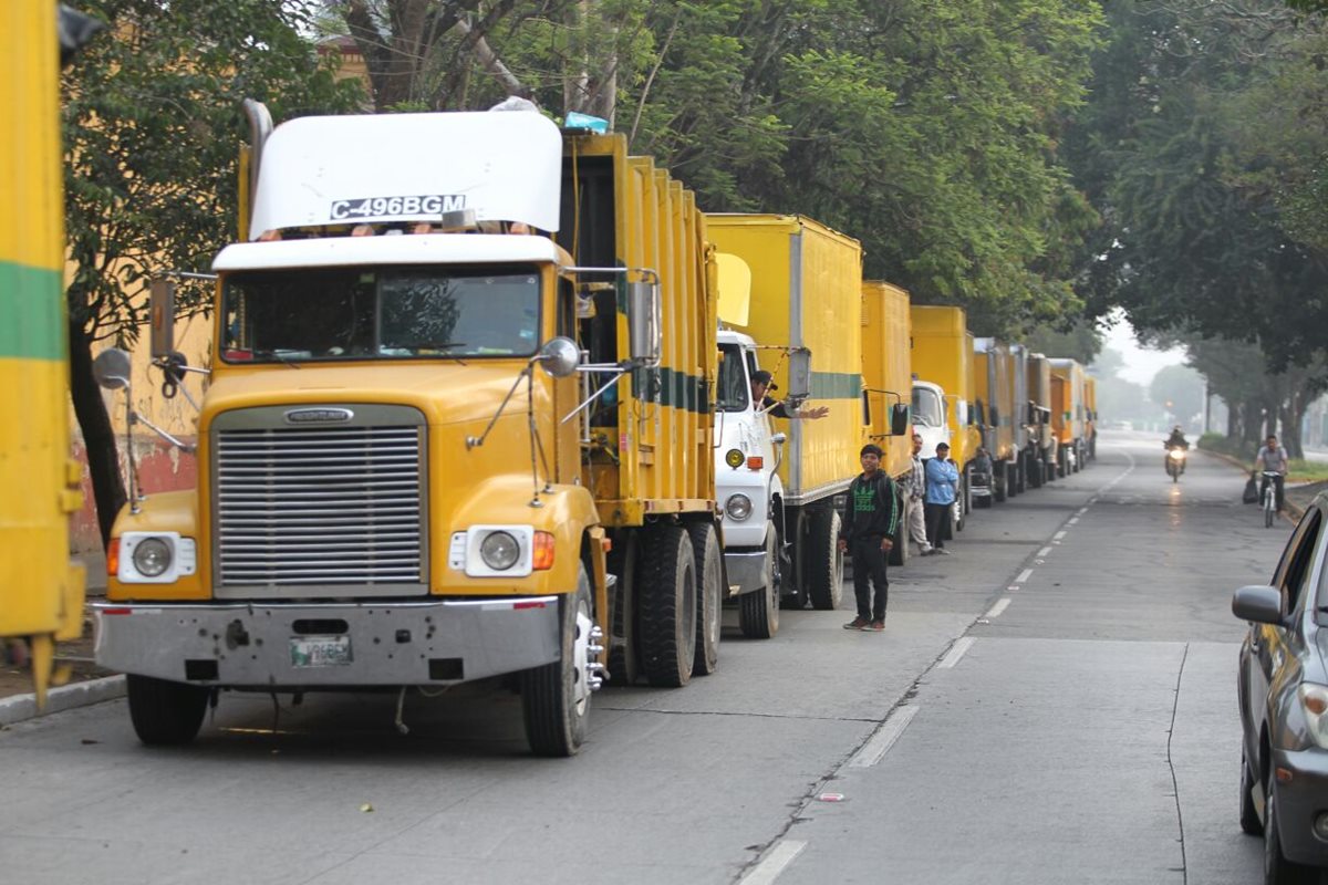 Decenas de camiones hacen fila para ingresar al relleno sanitario, en la zona 3. (Foto Prensa Libre: Érick Avila)