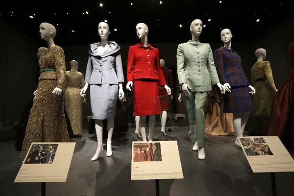 Biblioteca Bush expone trajes de De la Renta. (Foto Prensa Libre: AP)