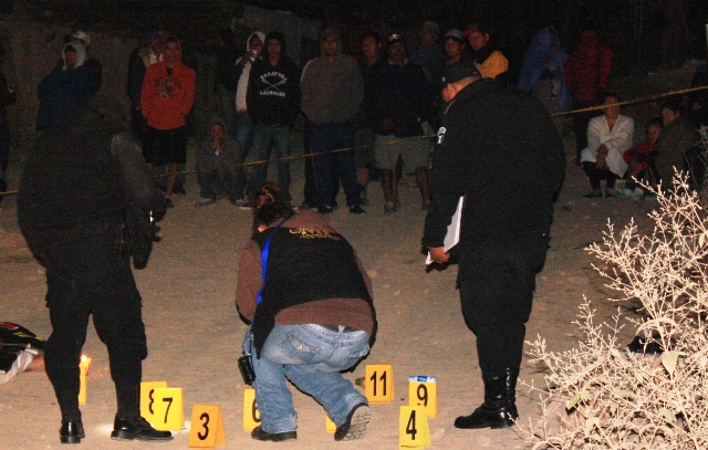 Peritos del Ministerio Público recogen evidencias en la escena del crimen. (Foto Prensa Libre: Héctor Contreras)