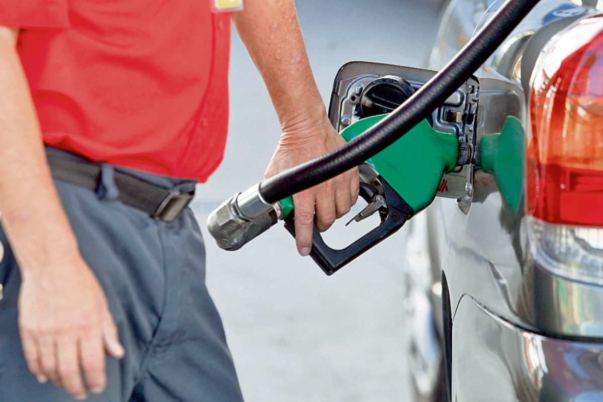 la baja en los precios de los combustibles disminuyó el desembolso que el país realiza al importar productos. (FOTO PRENSA LIBRE: EDWIN BERCIAN)