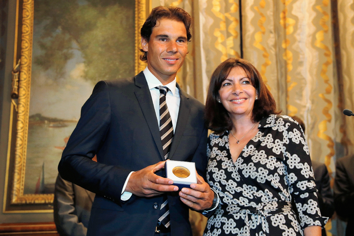 Rafael Nadal posa con el reconocimiento otorgado por la alcaldesa de París Anne Hidalgo. (Foto Prensa Libre: AP)