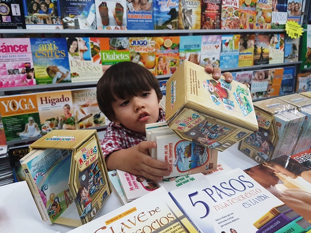 Los libros favoritos del niño de dos años son los de carros y animales (Foto Prensa Libre: Sandra Vi)