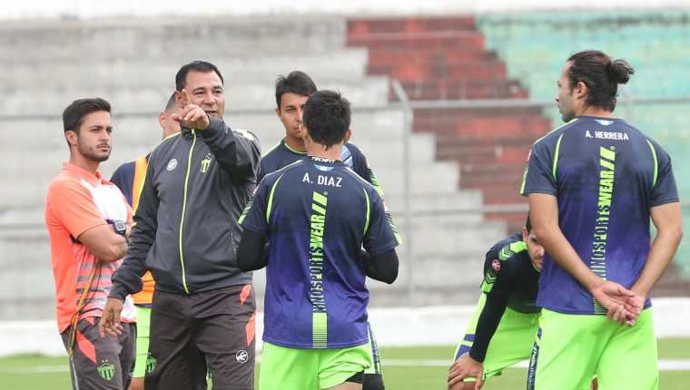Mauricio Tapia le da instrucciones a sus jugadores durante el entrenamiento de ayer. (Foto Prensa Libre: Edwin Fajardo)