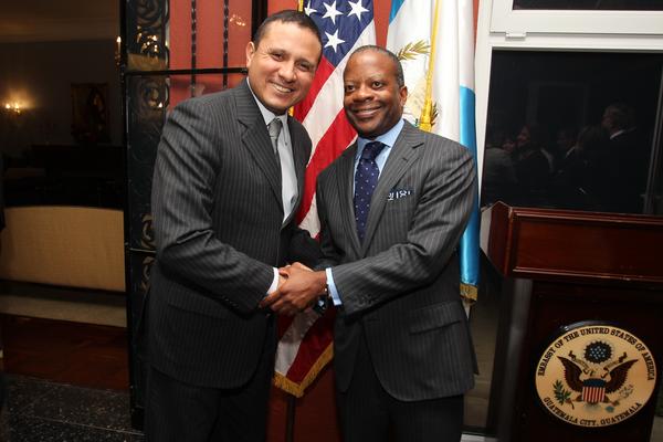 Carlos Raúl  Morales,  canciller guatemalteco, y Todd D. Robinson, embajador de Estados Unidos en Guatemala. (Foto Prensa Libre: Edwin Castro)