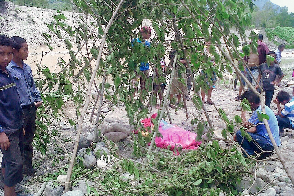 Curiosos observan el cadáver de Júnior Geovani López, quien murió ahogado en el río Los Esclavos, en Cuilapa, Santa Rosa. (Foto Prensa Libre: Oswaldo Cardona)