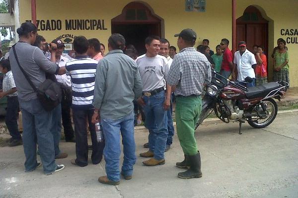Un grupo de vecinos protesta frente a la comuna de San Francisco, para pedir la renuncia del alcalde. (Foto Prensa Libre: Rigoberto Escobar)<br _mce_bogus="1"/>