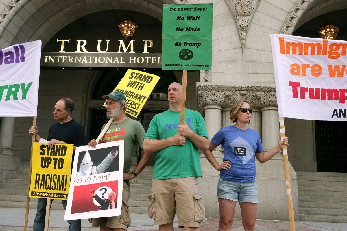 Los detractores del magnate inmobiliario se dieron cita frente al "Trump International Hotel".(Foto Prensa Libre: AFP).