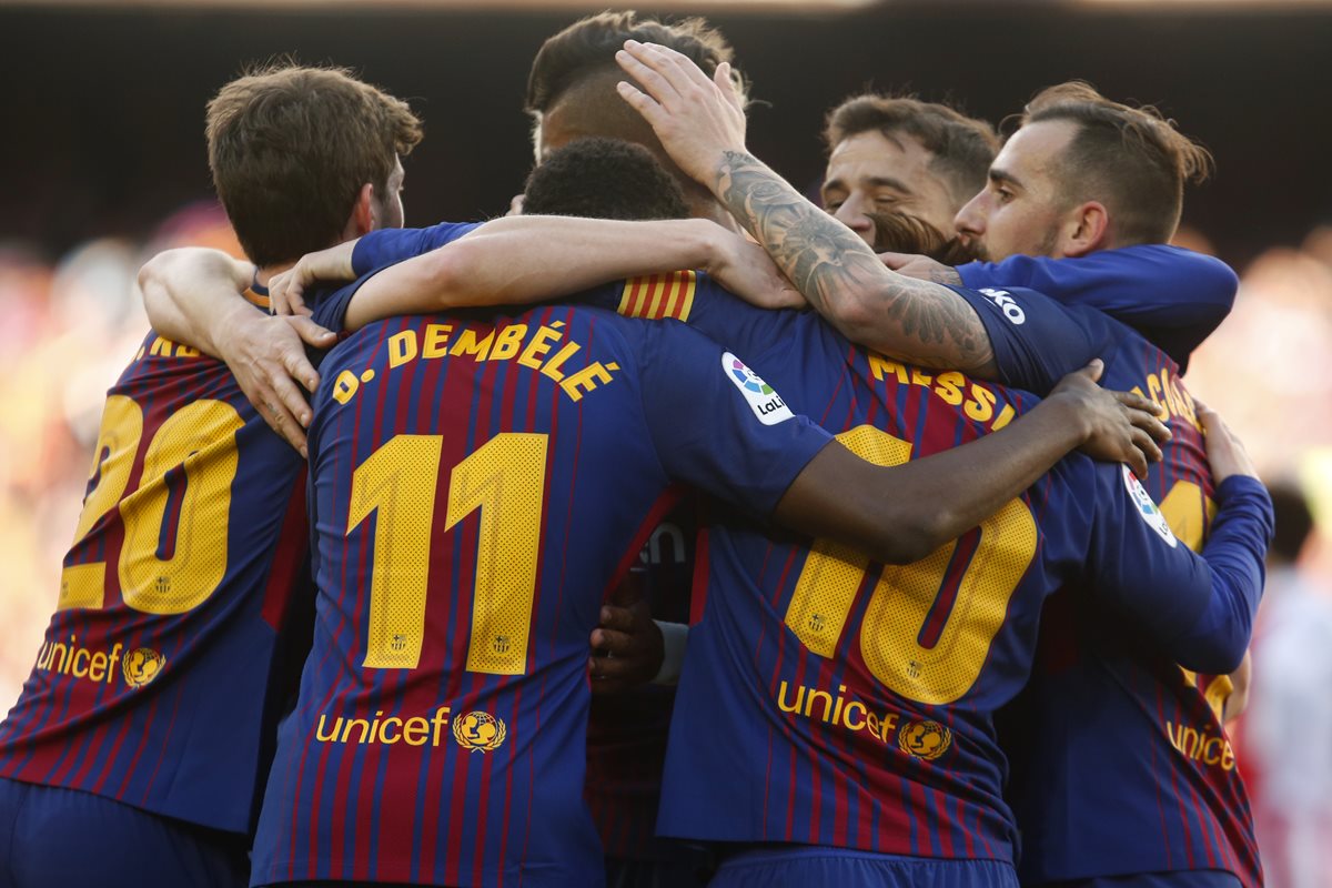 Los jugadores del FC Barcelona celebran la victoria contra el equipo de Bilbao. (Foto Prensa Libre: AFP)