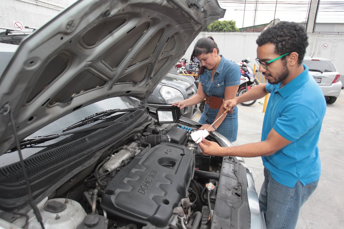 Antes de adquirir un carro usado, debe someterse a una revisión a fondo para detectar cualquier anomalia. (Foto Prensa Libre Edwin Castro).