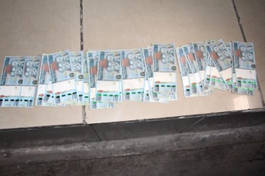 La policía incauta billetes falsos de Q200, en San Sur, Palencia.( Foto Prensa Libre: PNC)