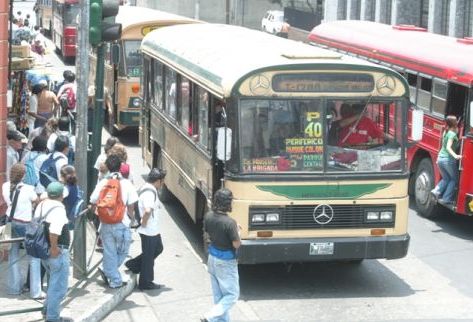 Las empresas de transporte de pasajeros están entre las favoritas de las bandas de extorsionadores. (Foto Prensa Libre: Archivo)