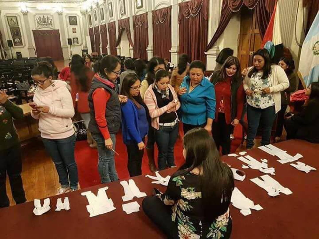 Trabajadoras de comuna de Xela utilizan Salón de Honor para celebrar Baby Shower