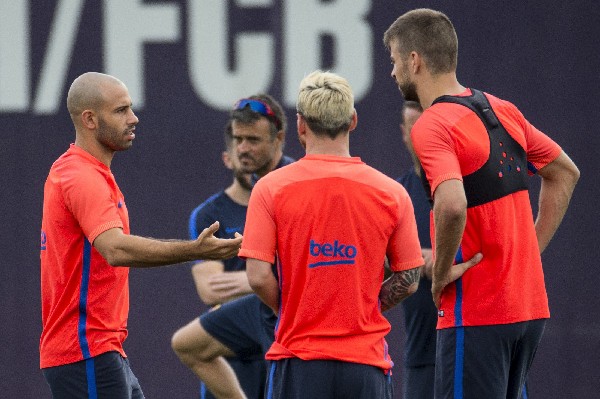 Los jugadores del Barcelona, encabezados por Lionel Messi, esperan empezar bien el campeonato. (Foto Prensa Libre: EFE)