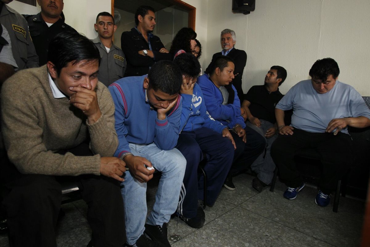Los detenidos por la muerte de dos abogados y un empresarios en la audiencia de primera declaración. (Foto Prensa Libre: Paulo Raquec).