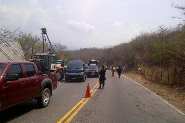 Se suspendieron las labores de la grúa para liberar el paso vehicular. (Foto Prensa Libre: Provial)