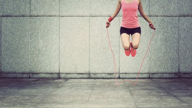 Al saltar la cuerda se exige diferentes zonas del cuerpo. GETTY IMAGES